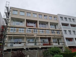 Zateplení fasády polystyrénem Zateplení fasády minerální vatou Zateplení stropů suterénu minerální vatou Vybourání a oprava podlah balkonů a pavlačí Hydroizolace a keramická dlažba na pavlačích a balkónech Výroba a montáž hliníkových zábradlí