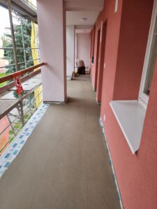 Zateplení fasády polystyrénem Zateplení fasády minerální vatou Zateplení stropů suterénu minerální vatou Vybourání a oprava podlah balkonů a pavlačí Hydroizolace a keramická dlažba na pavlačích a balkónech Výroba a montáž hliníkových zábradlí