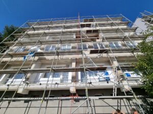 Zateplení fasády polystyrénem Zateplení fasády minerální vatou Zateplení stropů suterénu minerální vatou Vybourání a oprava podlah balkonů a pavlačí Hydroizolace a keramická dlažba na pavlačích a balkónech Výroba a montáž hliníkových zábradlí